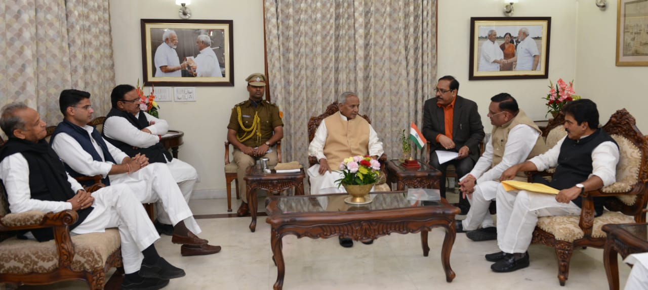 Cong Delegation Meets Governor SIngh